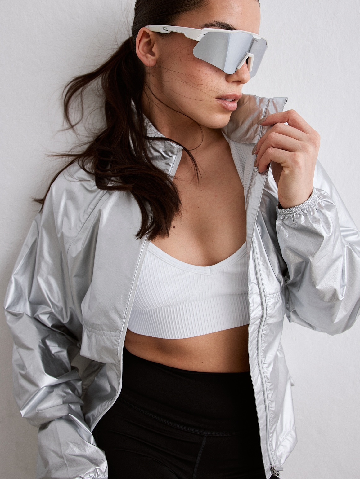 
AIM&acute;N, 
W METALLIC RUNNING JACKET, 
Detail 1
