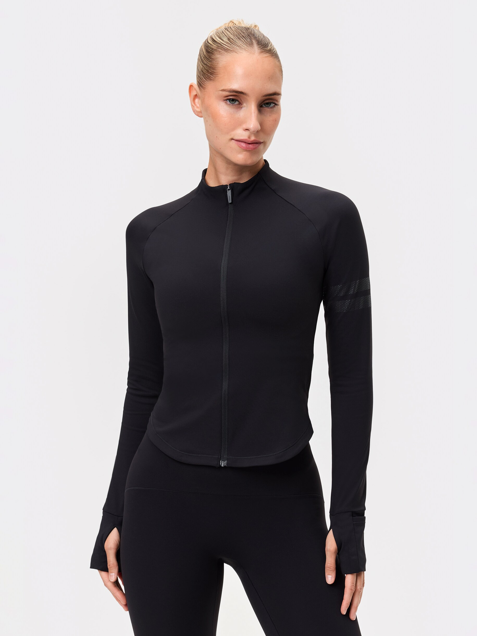 
STRONGER, 
Thermal Jacket, 
Detail 1
