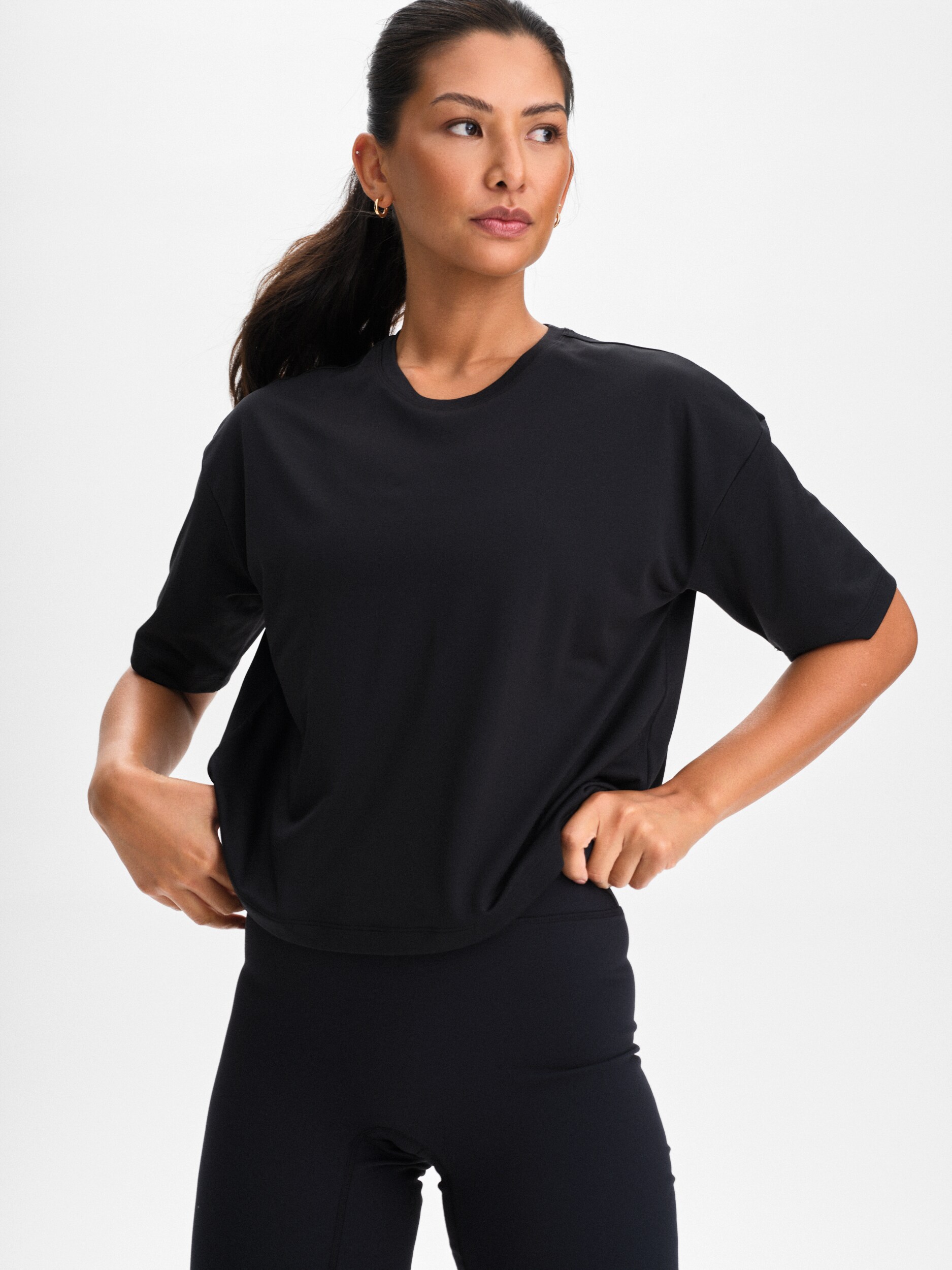 
SOC, 
W FITNESS TEE, 
Detail 1
