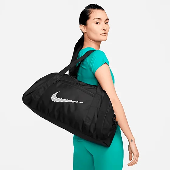 379359101101 NIKE Gym Club Women`S Duffel Bag 379359101101 NIKE Gym Club Women`S Duffel Bag Model01 Detail