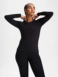 W SOFT FITNESS LONGSLEEVE - BLACK Model01 Small1x1
