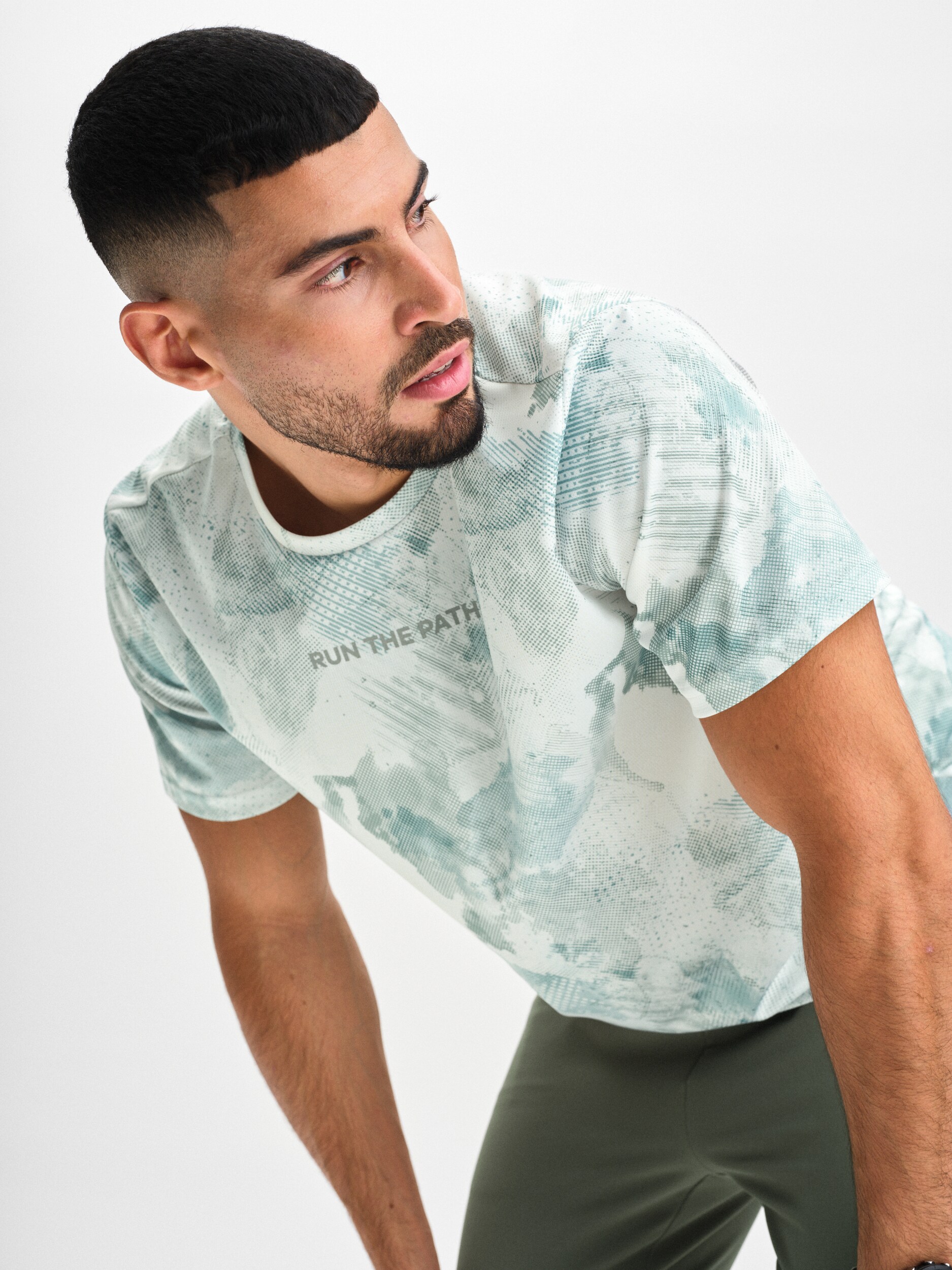 SOC, M RUN GRAPHIC MESH TEE