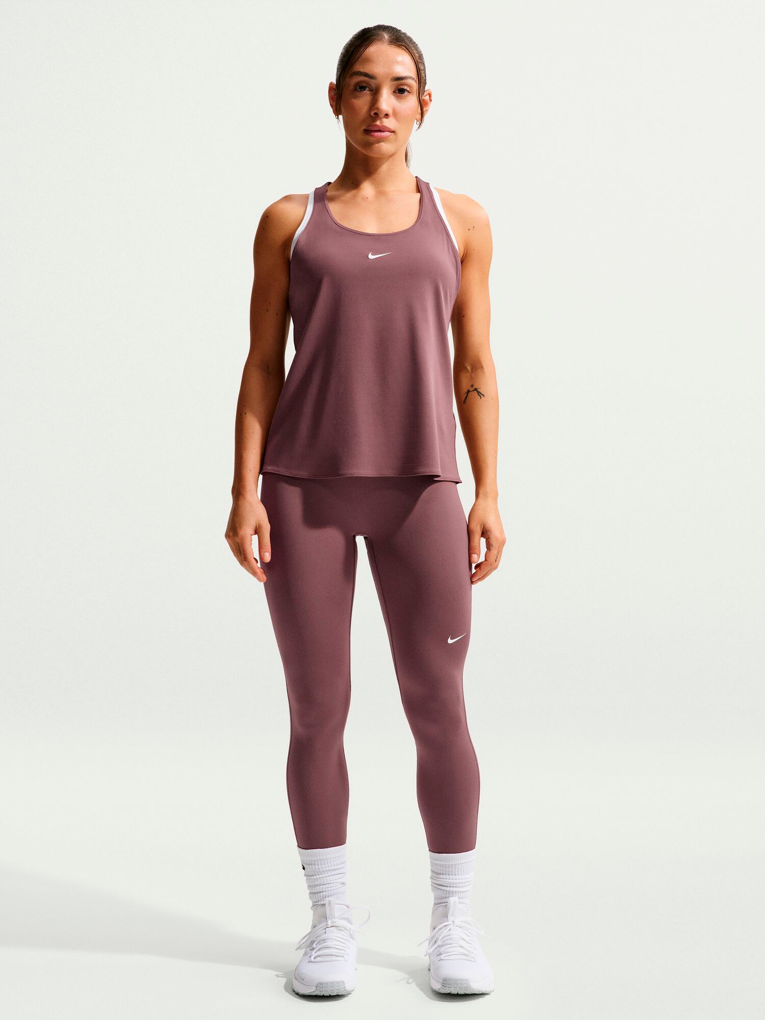 
NIKE, 
NIKE PRO WOMEN'S MID-RISE FULL-LENG, 
Detail 1
