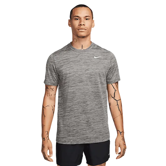 400302101101 NIKE M Nk Df Tee Rlgd New Veneer 400302101101 NIKE M Nk Df Tee Rlgd New Veneer Model01 Detail