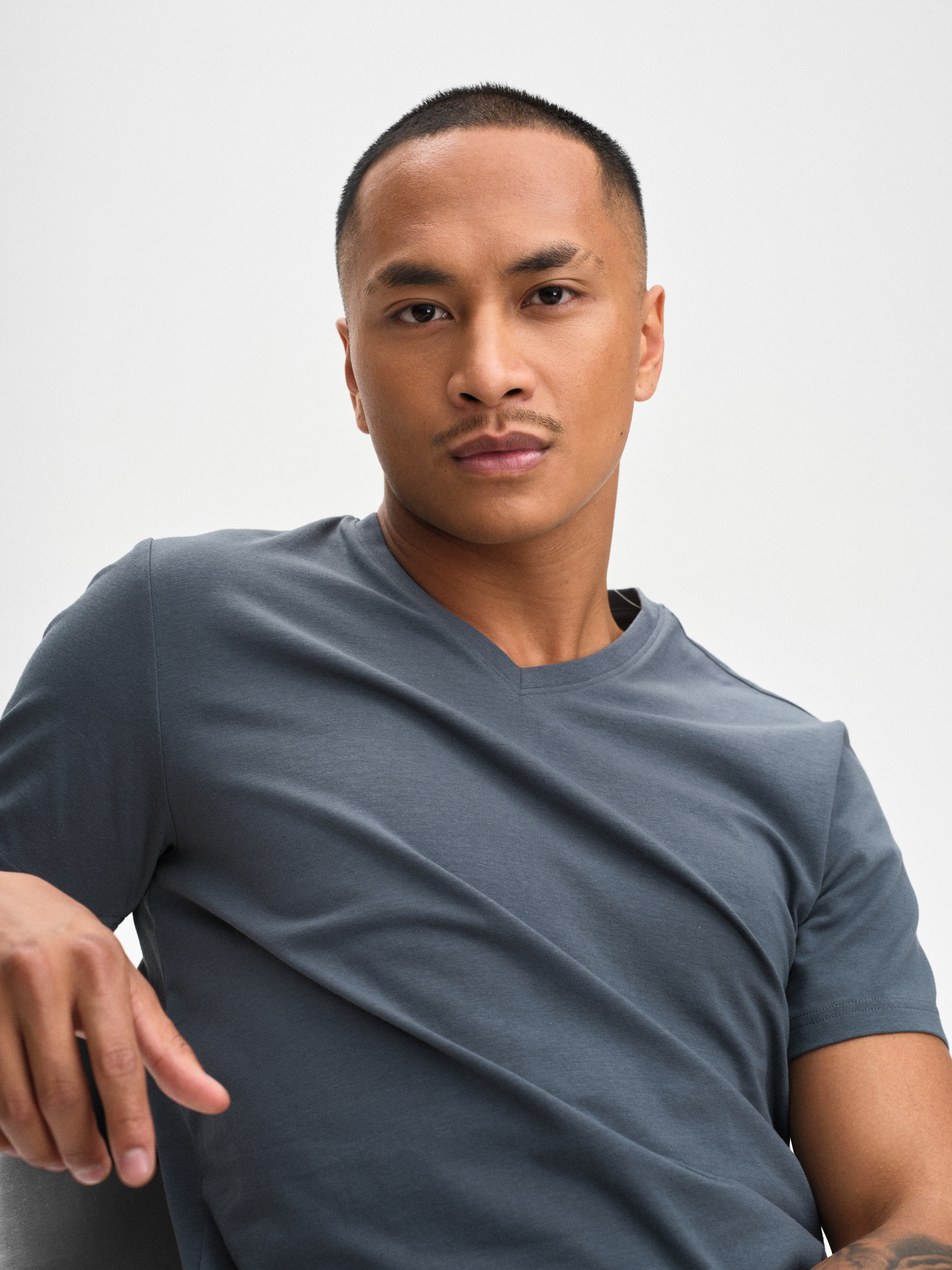 
SOC, 
M SLIM FIT V-NECK TEE, 
Detail 1

