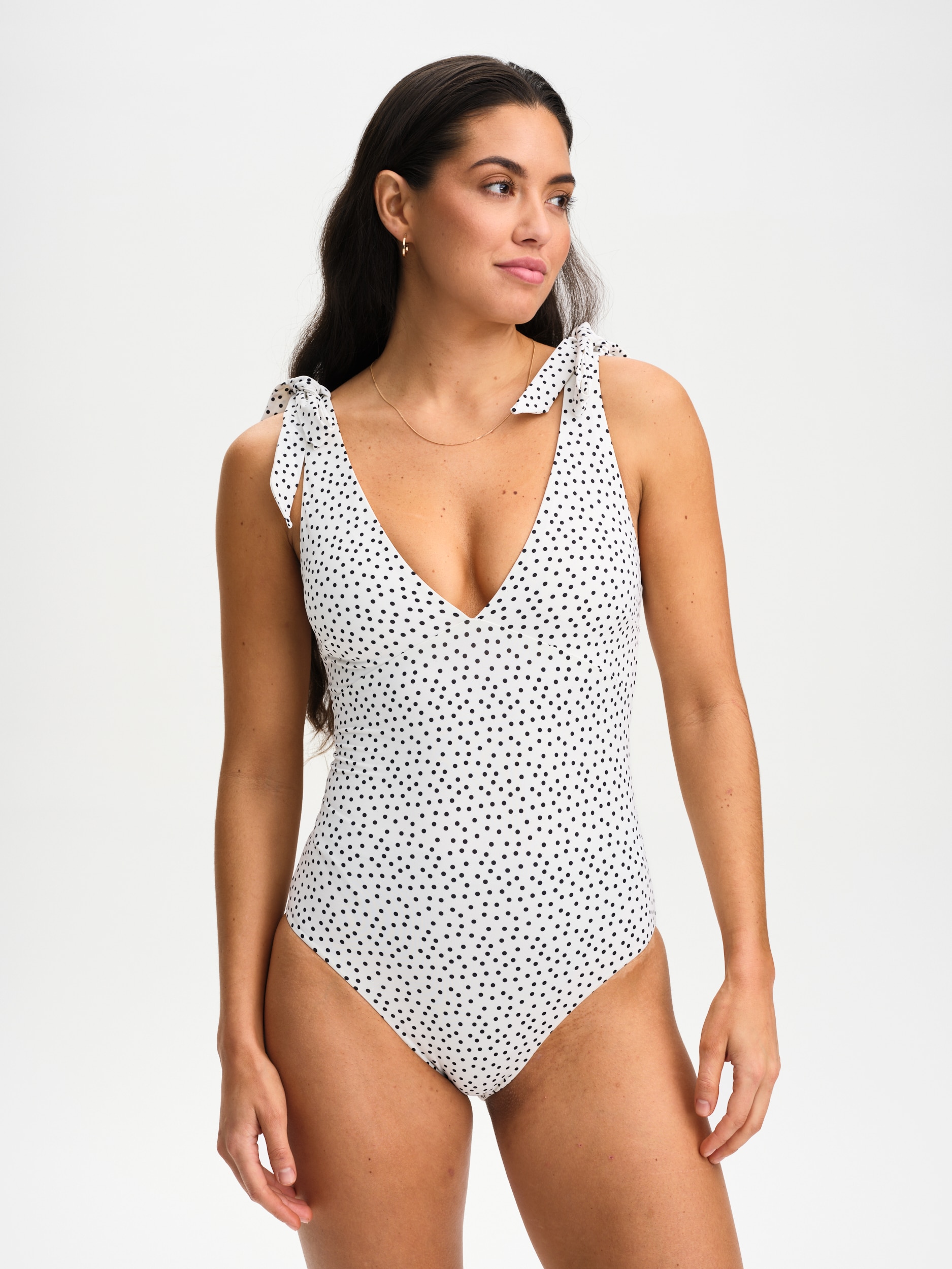 
SOC, 
W BEACH BOW SUIT, 
Detail 1
