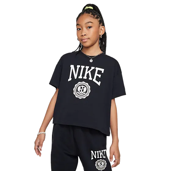 403226101103 NIKE G Nsw Tee Graphic Star 403226101103 NIKE G Nsw Tee Graphic Star Model01 Detail