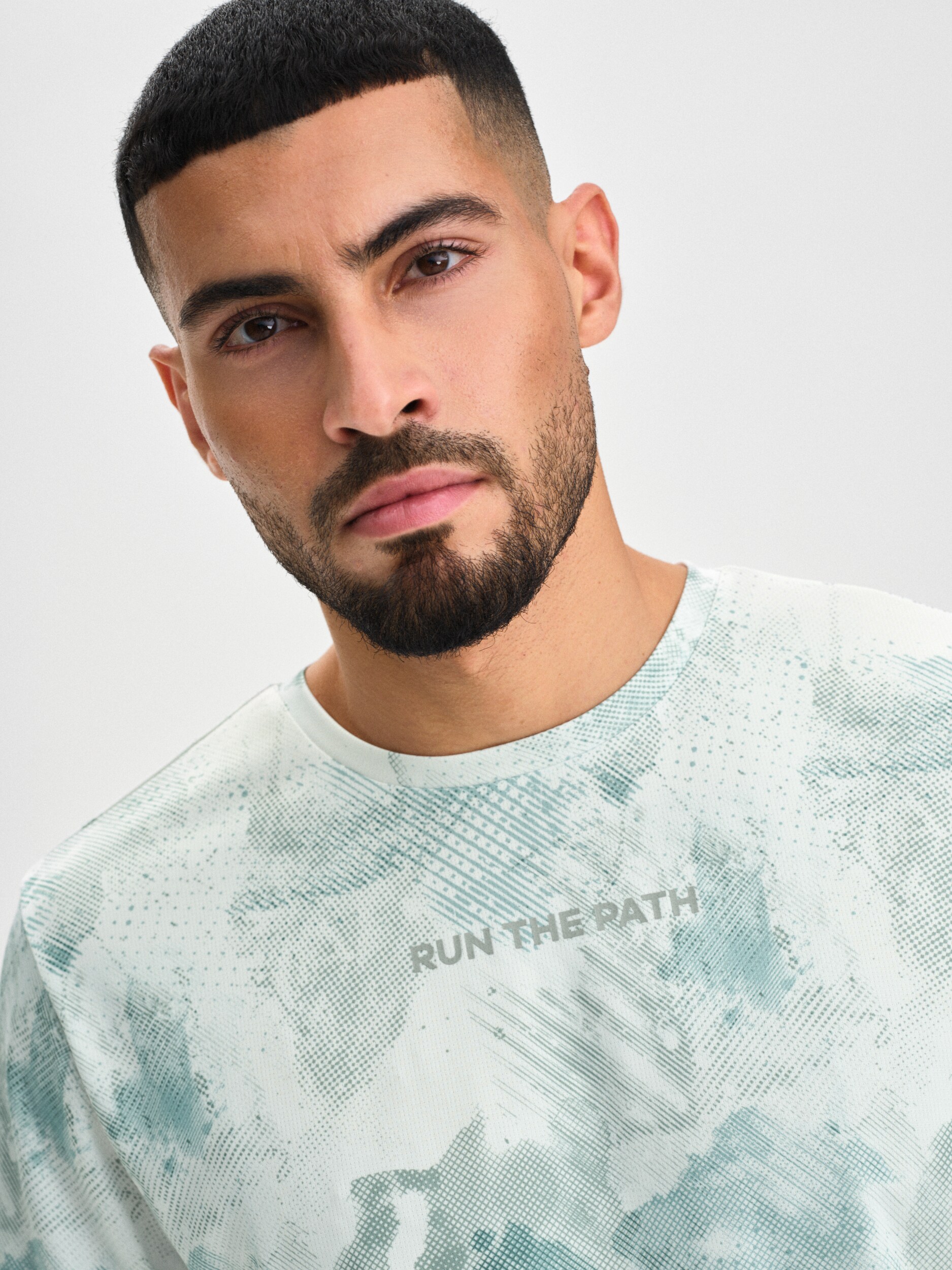 SOC, M RUN GRAPHIC MESH TEE