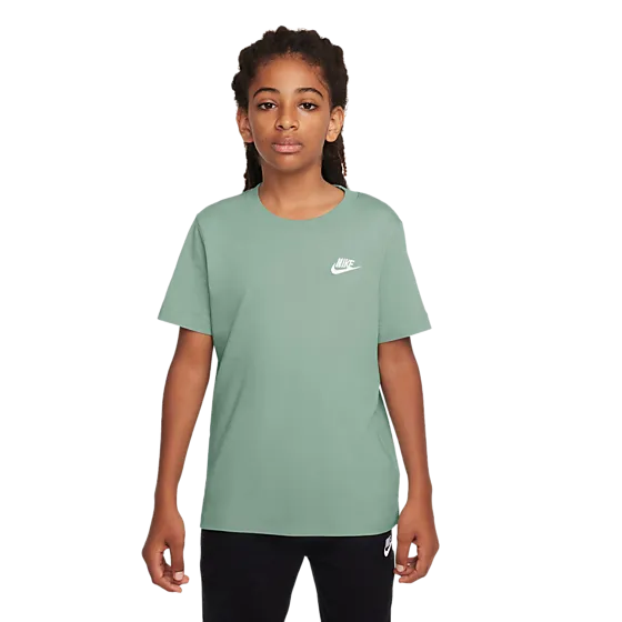 395869118102 NIKE J Nsw Tee Emb Futura Ss 395869118102 NIKE J Nsw Tee Emb Futura Ss Model01 Detail