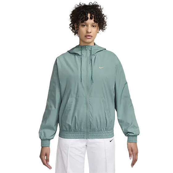 405469102101 NIKE W Nsw Essntl Uv Wvn Jkt Hd 405469102101 NIKE W Nsw Essntl Uv Wvn Jkt Hd Model01 Detail