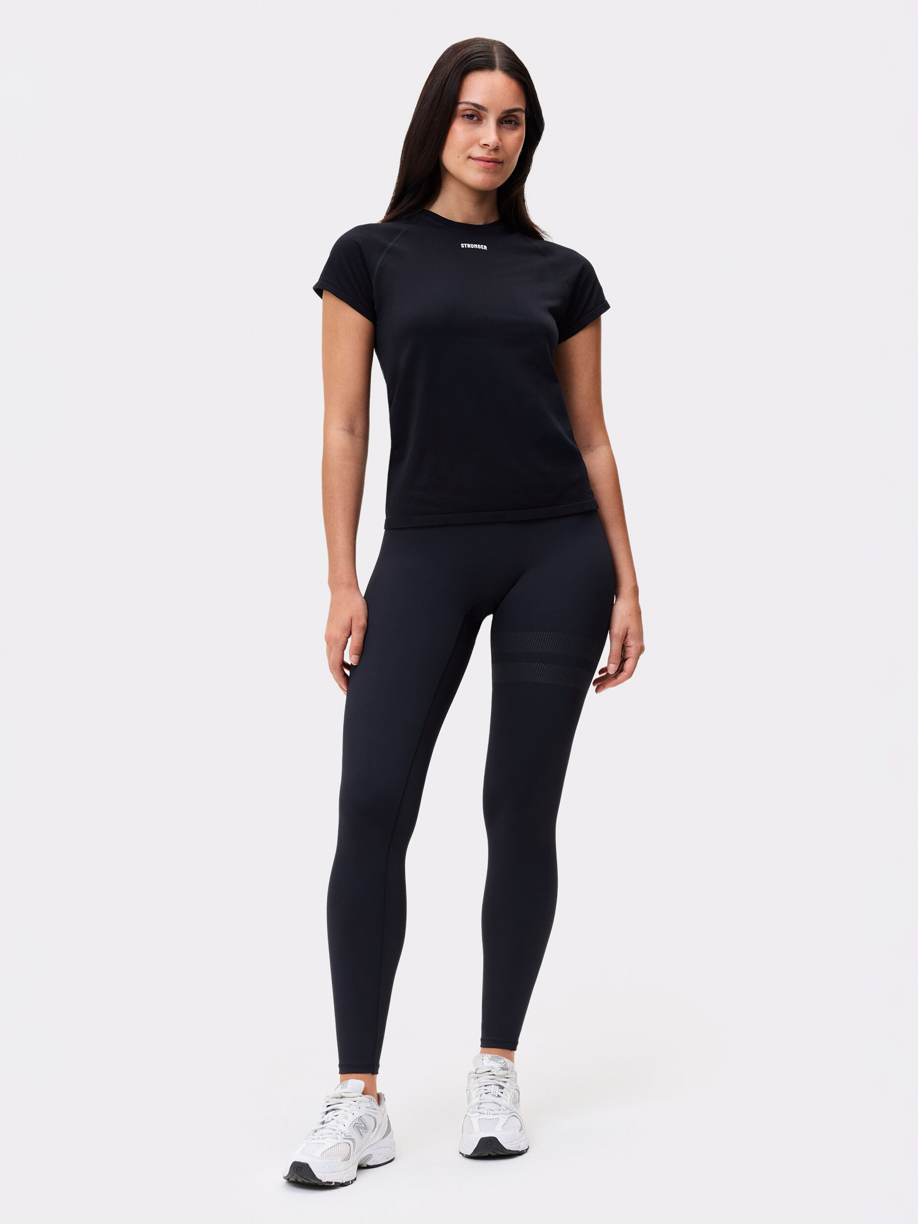 STRONGER, SEAMLESS PERFORMANCE T-SHIRT