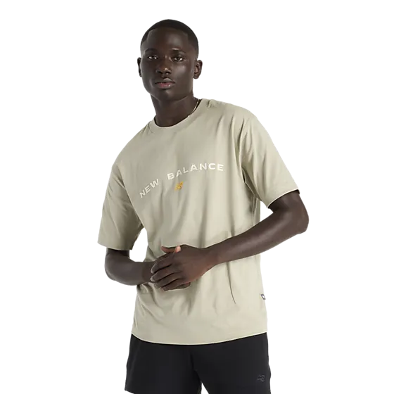 399646102102 NEW BALANCE M Reimagined Graphic T-Shirt 399646102102 NEW BALANCE M Reimagined Graphic T-Shirt Model01 Detail