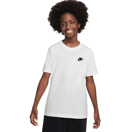 395869110102 NIKE J Nsw Tee Emb Futura Ss 395869110102 NIKE J Nsw Tee Emb Futura Ss Model01 Detail
