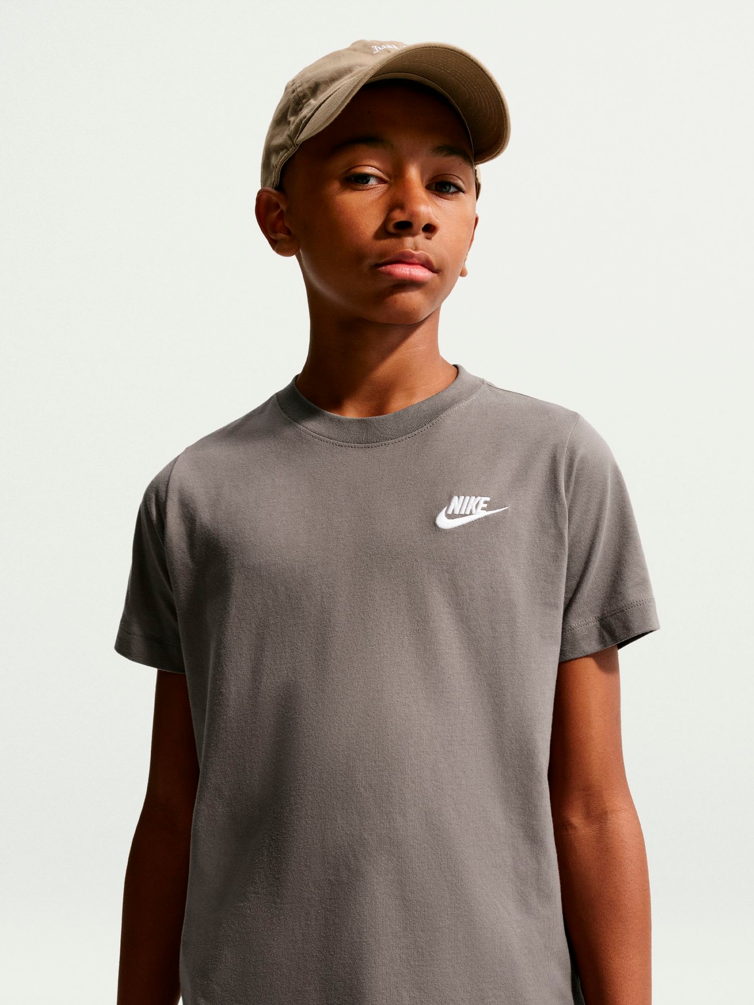 
NIKE, 
J Nsw Tee Emb Futura Ss, 
Detail 1
