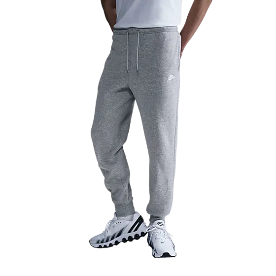 405576103102 NIKE M Nike Club Men´s Joggers 405576103102 NIKE M Nike Club Men´s Joggers Model01 Detail