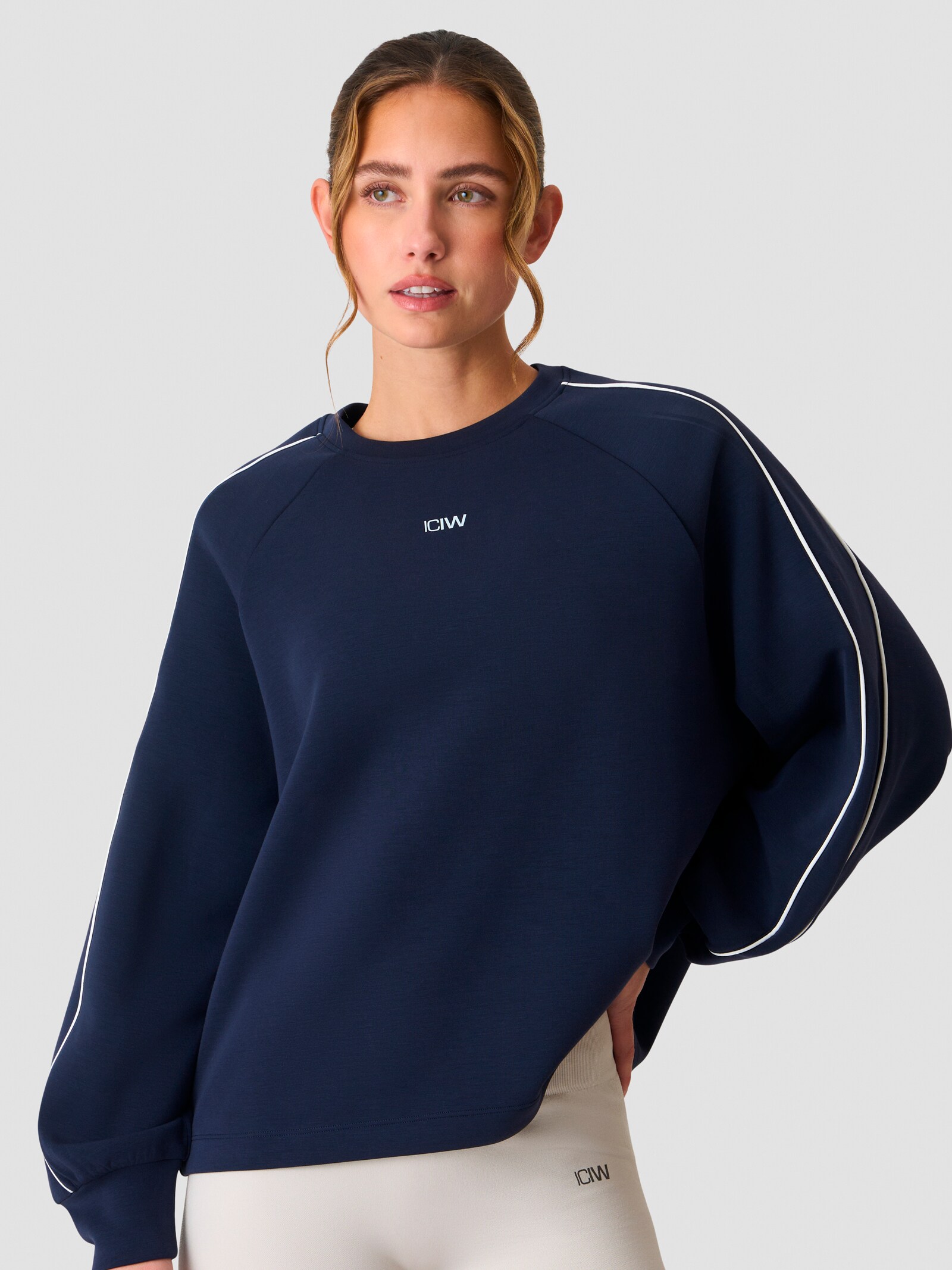 
ICANIWILL, 
W CONTRAST CREWNECK, 
Detail 1
