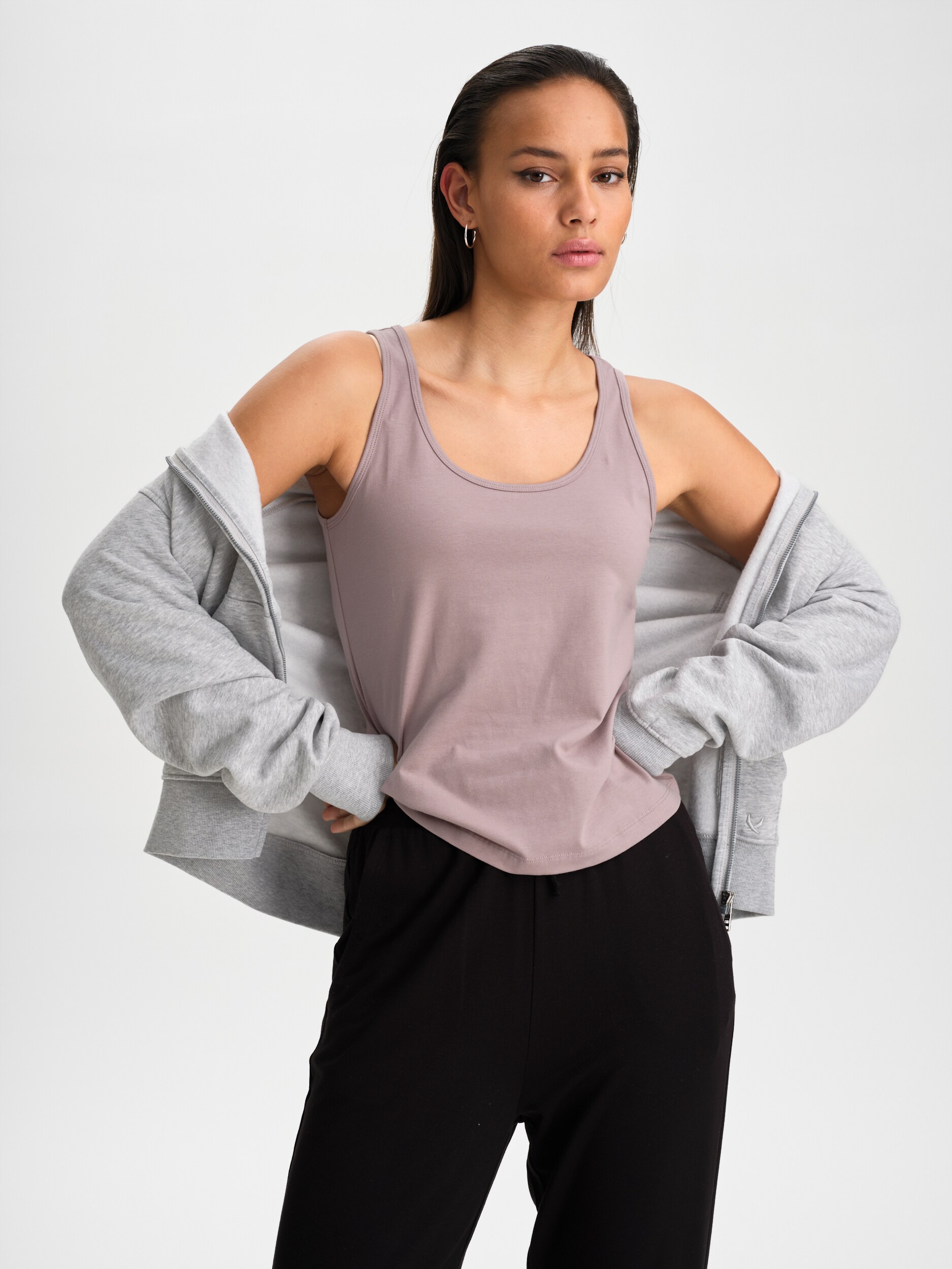 
SOC, 
W SLIM FIT SINGLET, 
Detail 1
