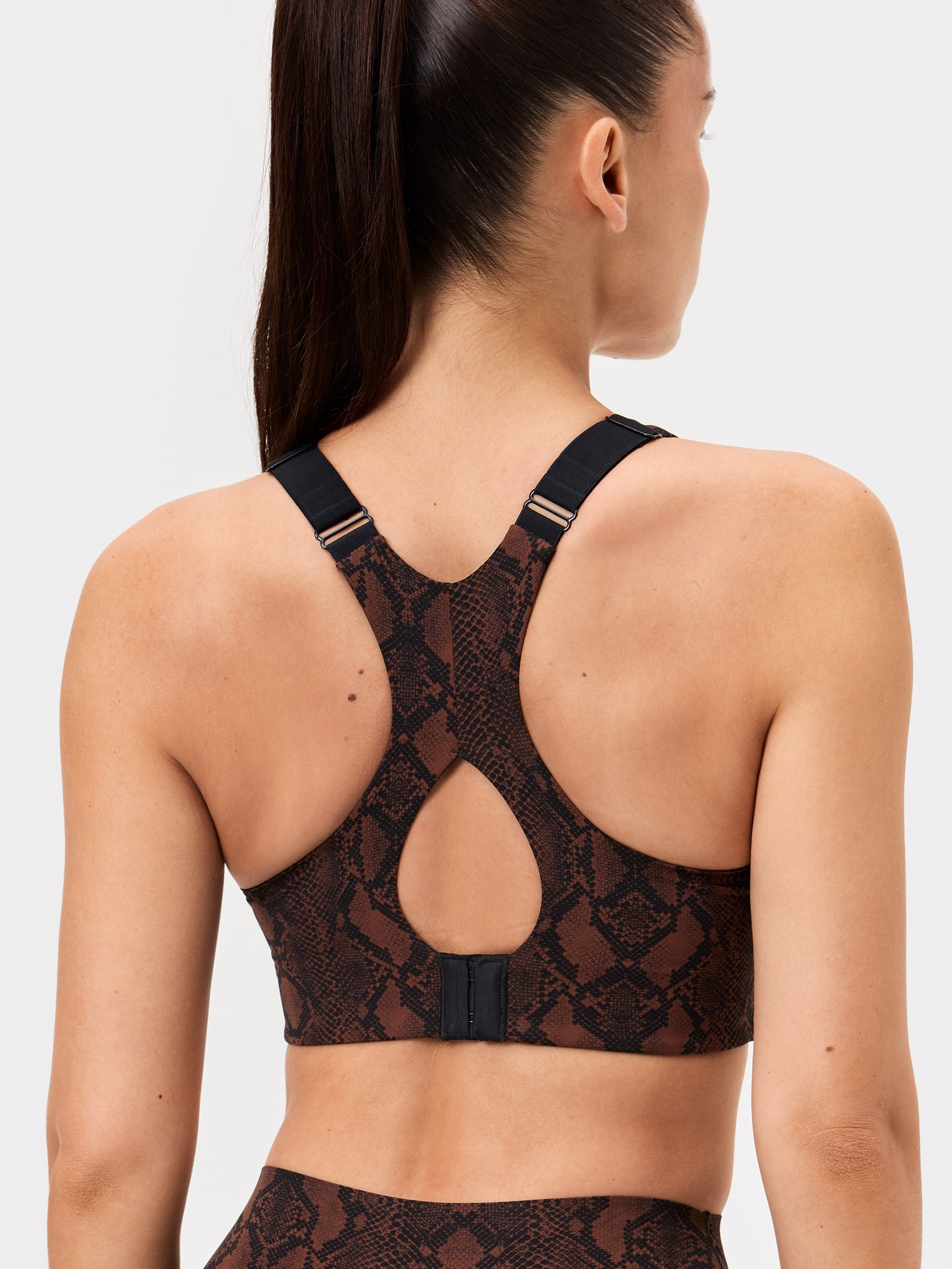 STRONGER, Sleek Sports Bra