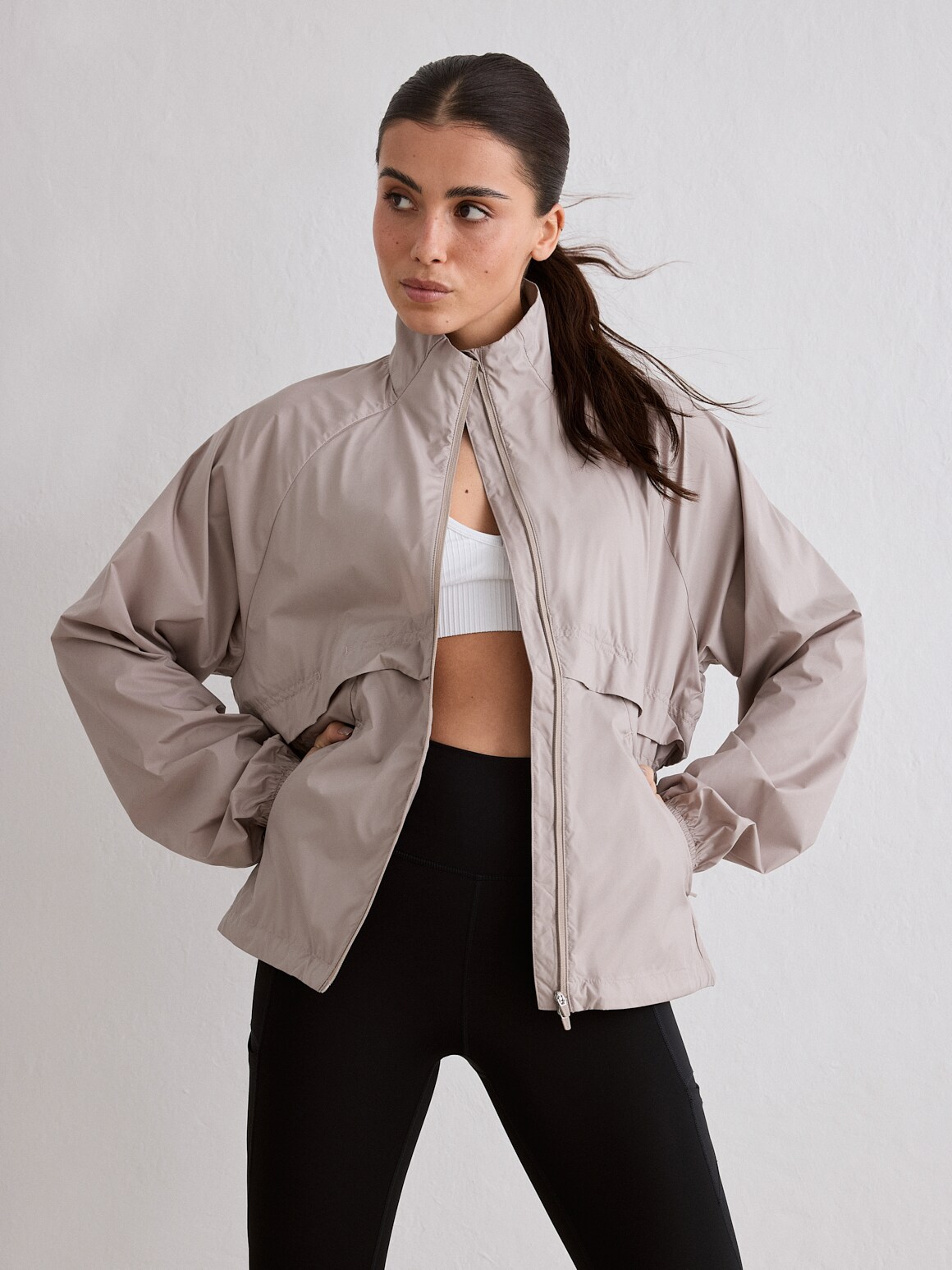 
AIM&acute;N, 
W RUNNING JACKET, 
Detail 1

