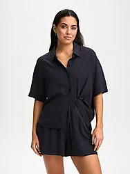 W BEACH DAY SHIRT - NEARLY BLACK Model01 Small1x1