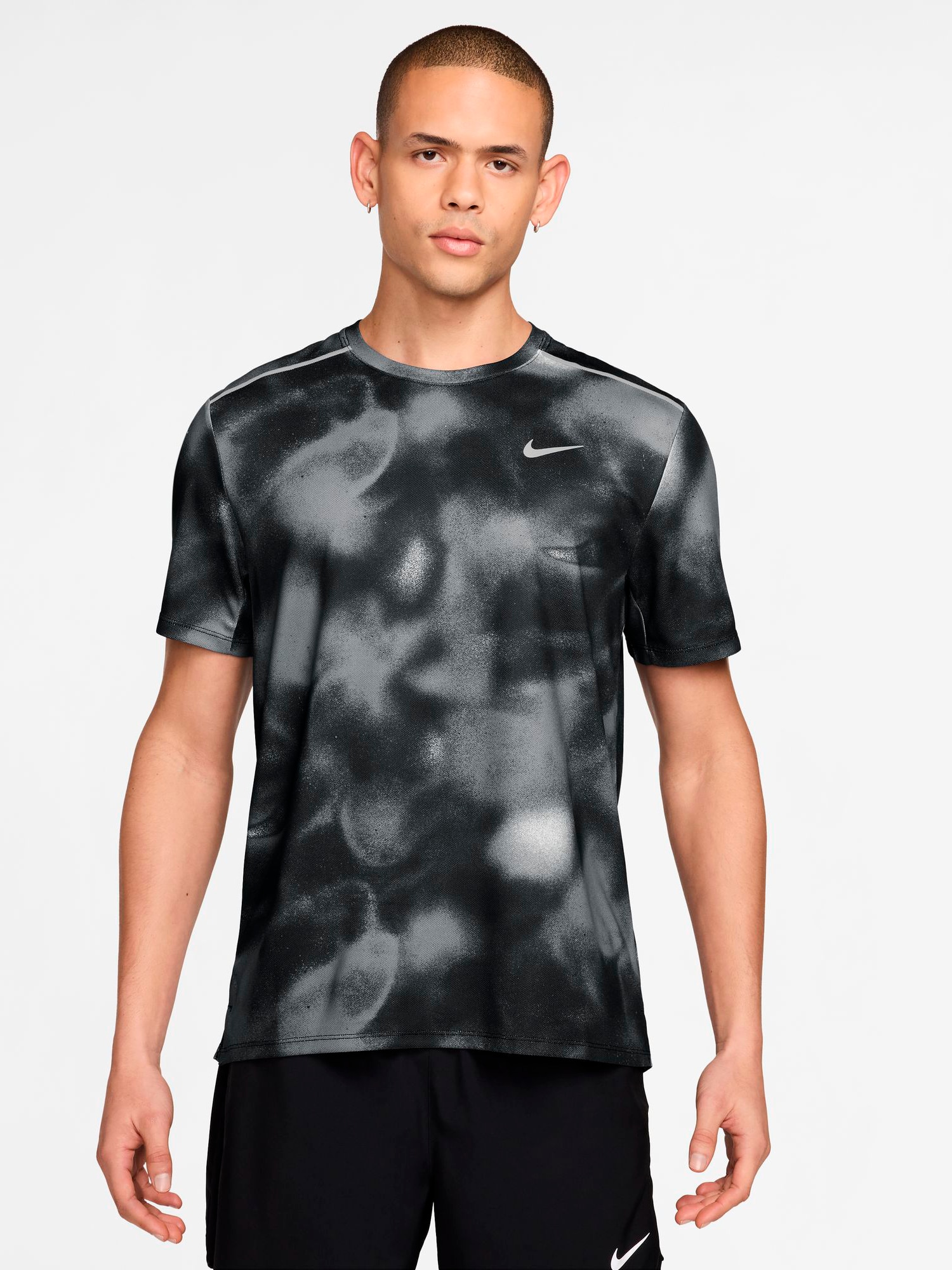 
NIKE, 
M NIKE MILER MEN'S DRI-FIT UV SHORT-SLEEVED, 
Detail 1
