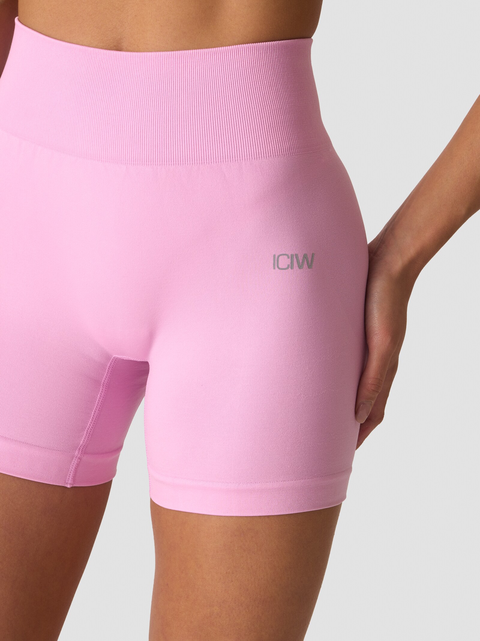 ICANIWILL, SMOOTH SEAMLESS MIDI SHORTS W