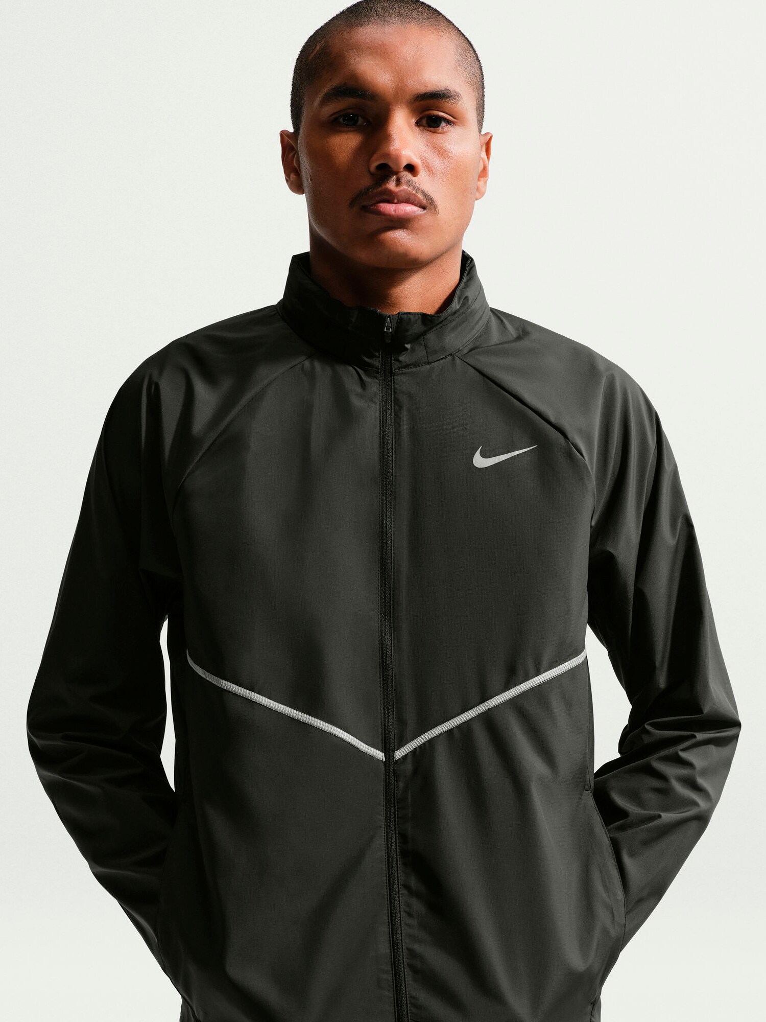 
NIKE, 
NIKE MILER MEN'S UV REPEL RUNNING J, 
Detail 1
