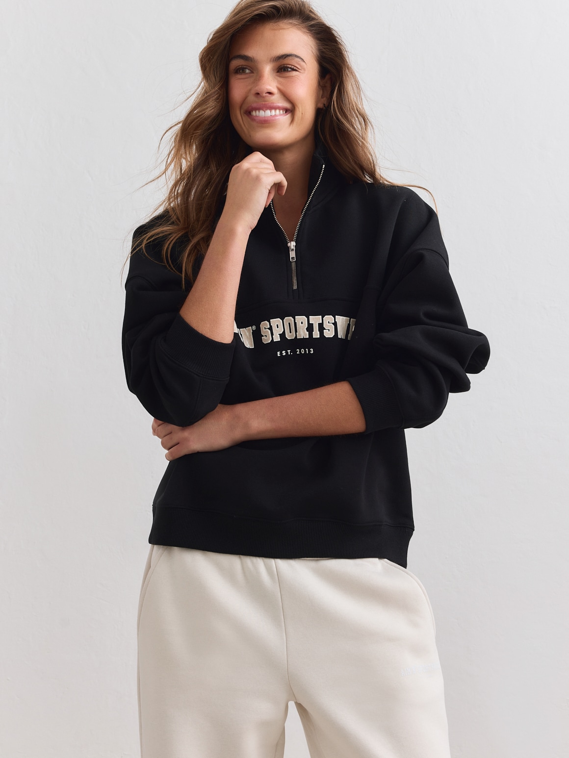 
AIM&acute;N, 
W Varisty Sweat Half Zip, 
Detail 1
