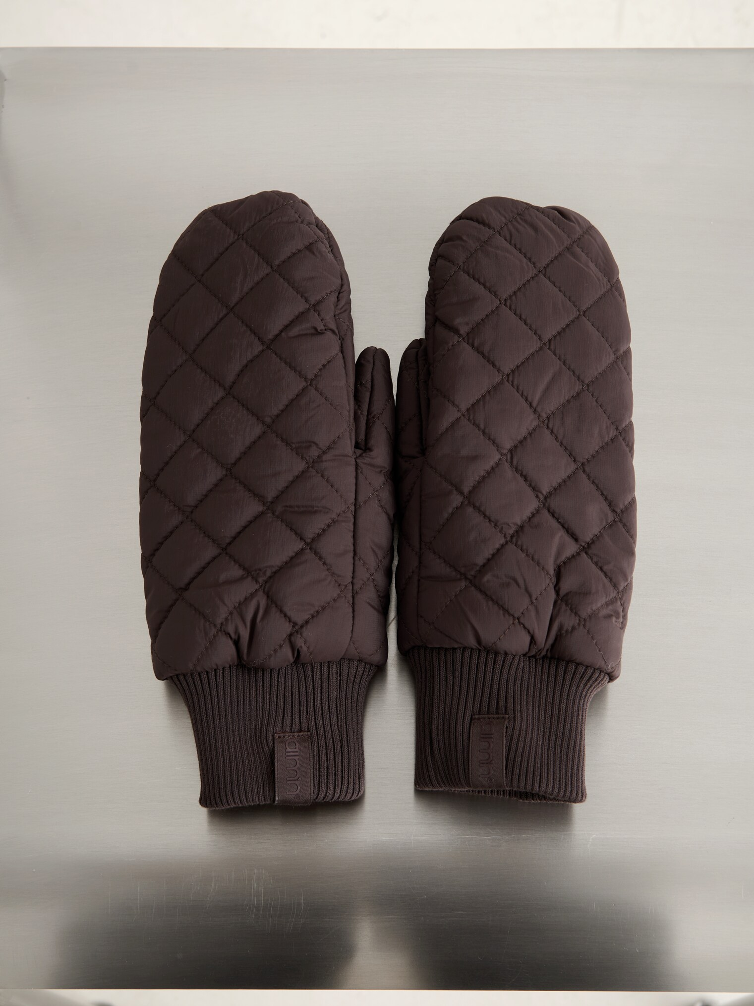 
AIM&acute;N, 
QUILTED MITTENS, 
Detail 1
