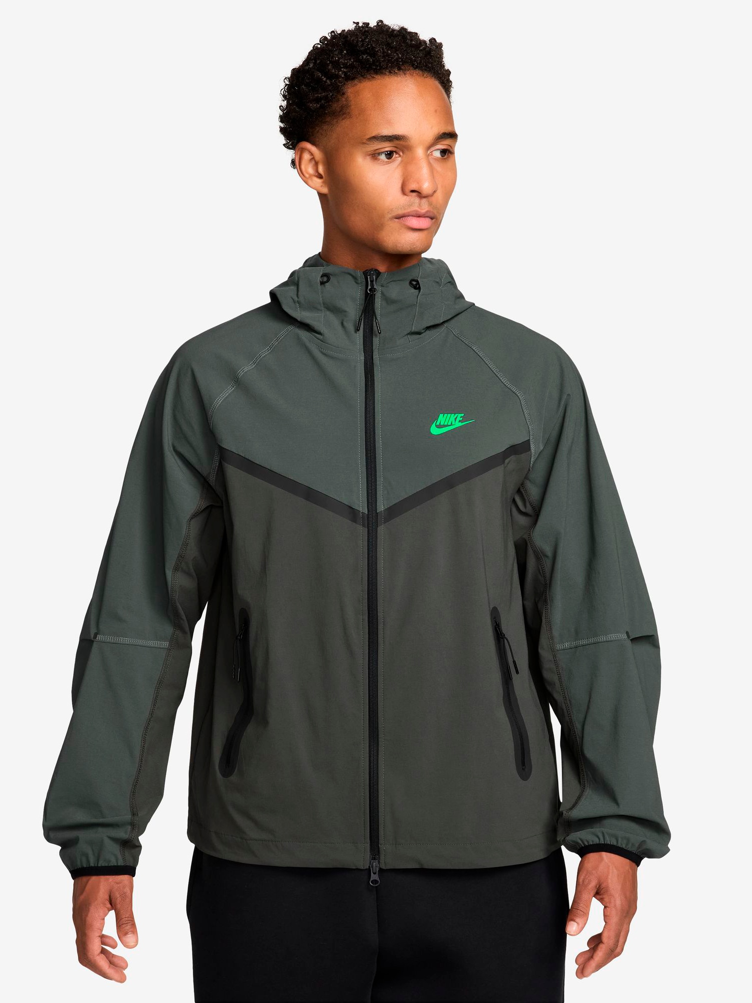 
NIKE, 
M TECH DRI-FIT WOVEN FULL-ZIP WINDRUNNER JACKET, 
Detail 1
