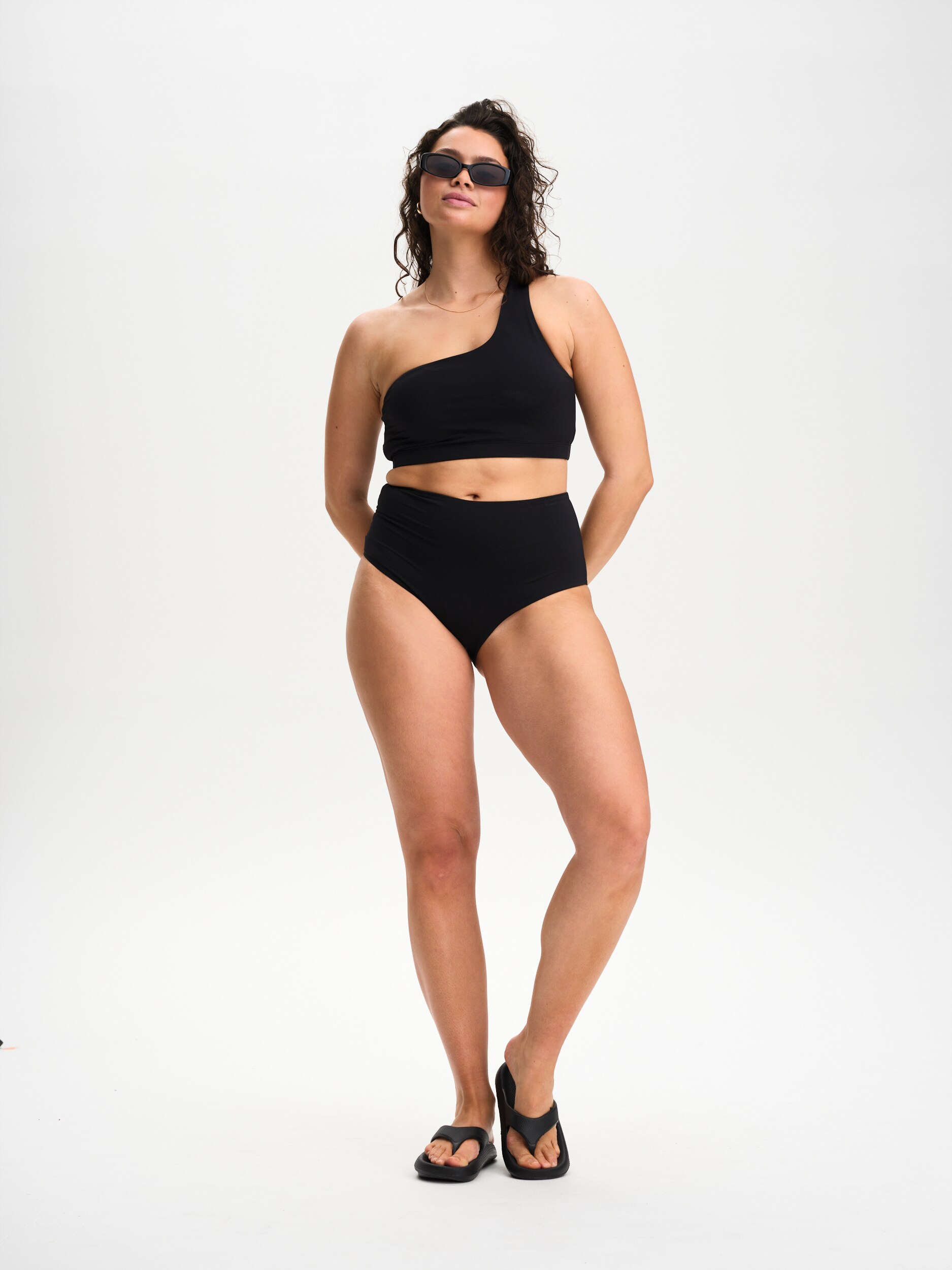 SOC, W BEACH ONESHOULDER