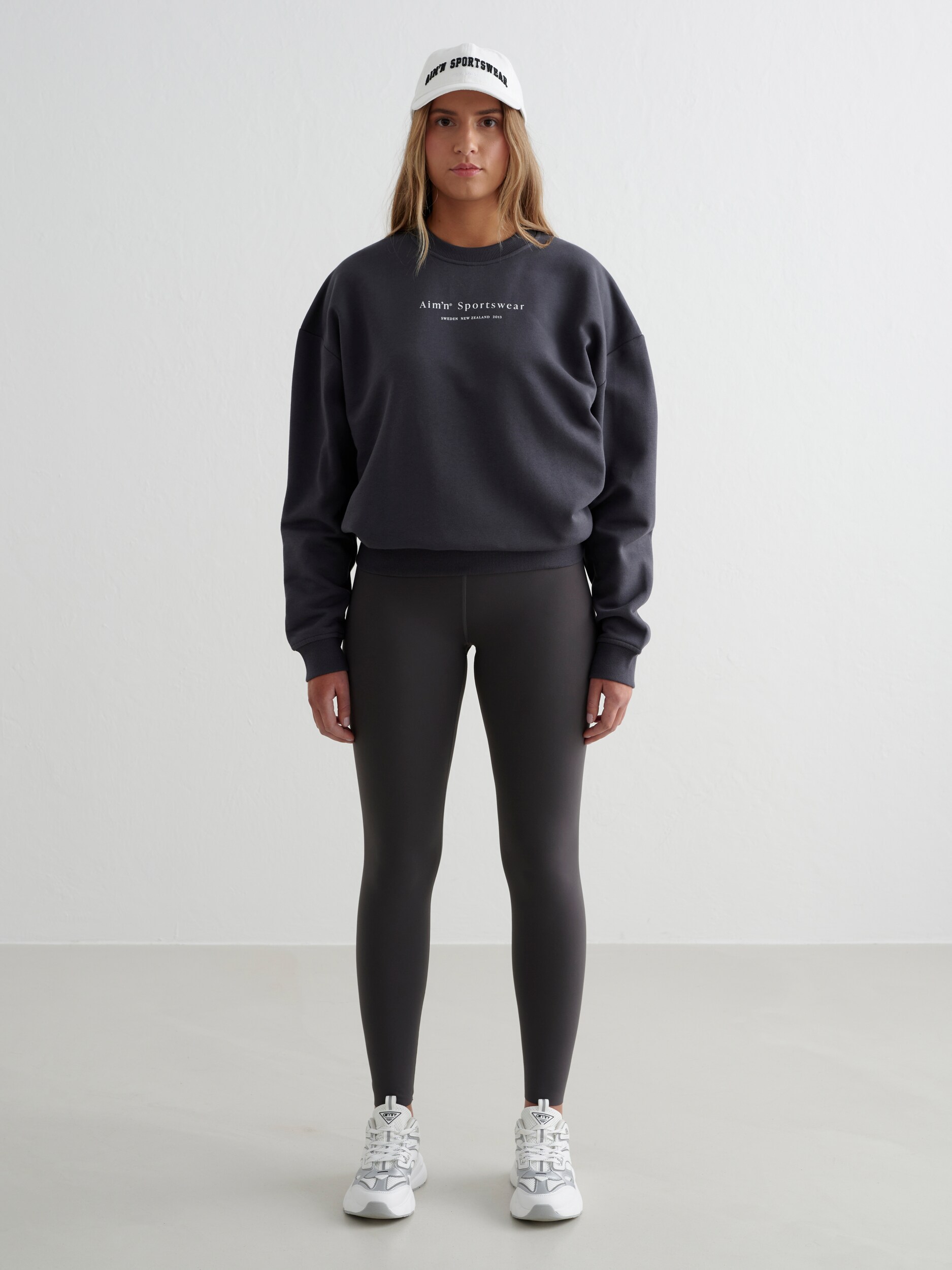 AIM&acute;N, W Serif Sweatshirt
