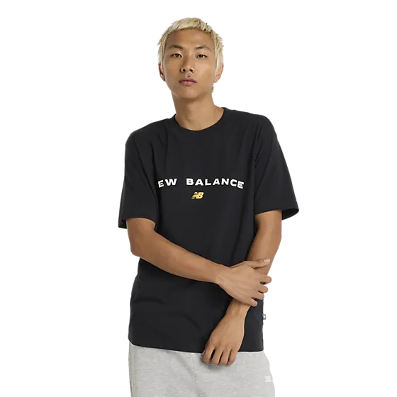 399646101102 NEW BALANCE M Reimagined Graphic T-Shirt 399646101102 NEW BALANCE M Reimagined Graphic T-Shirt Model01 Detail