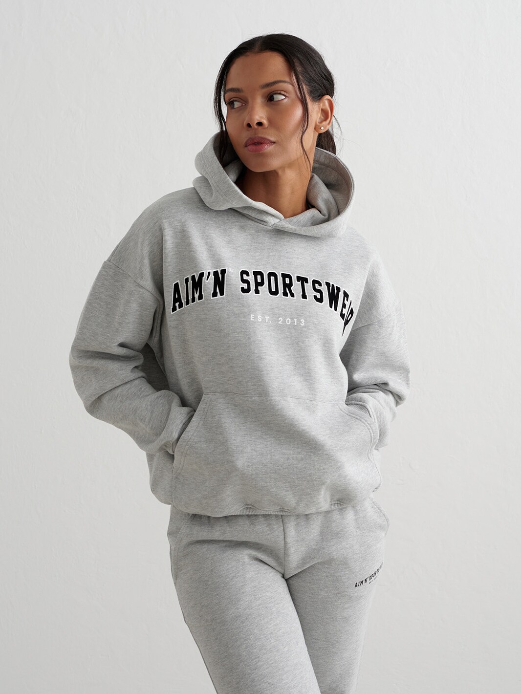 
AIM&acute;N, 
W Varsity Sweat Hood, 
Detail 1
