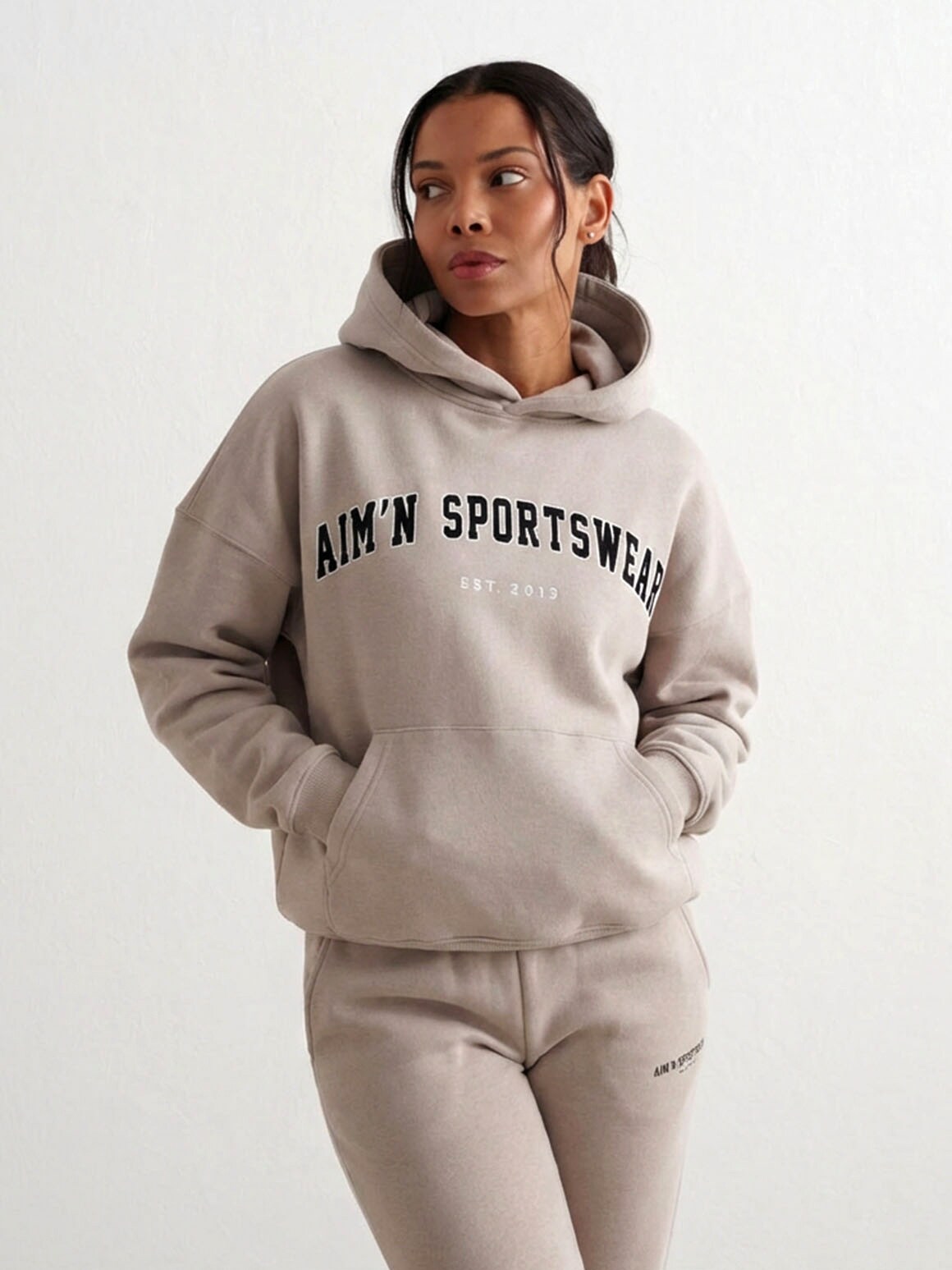 
AIM&acute;N, 
W Varsity Sweat Hood, 
Detail 1

