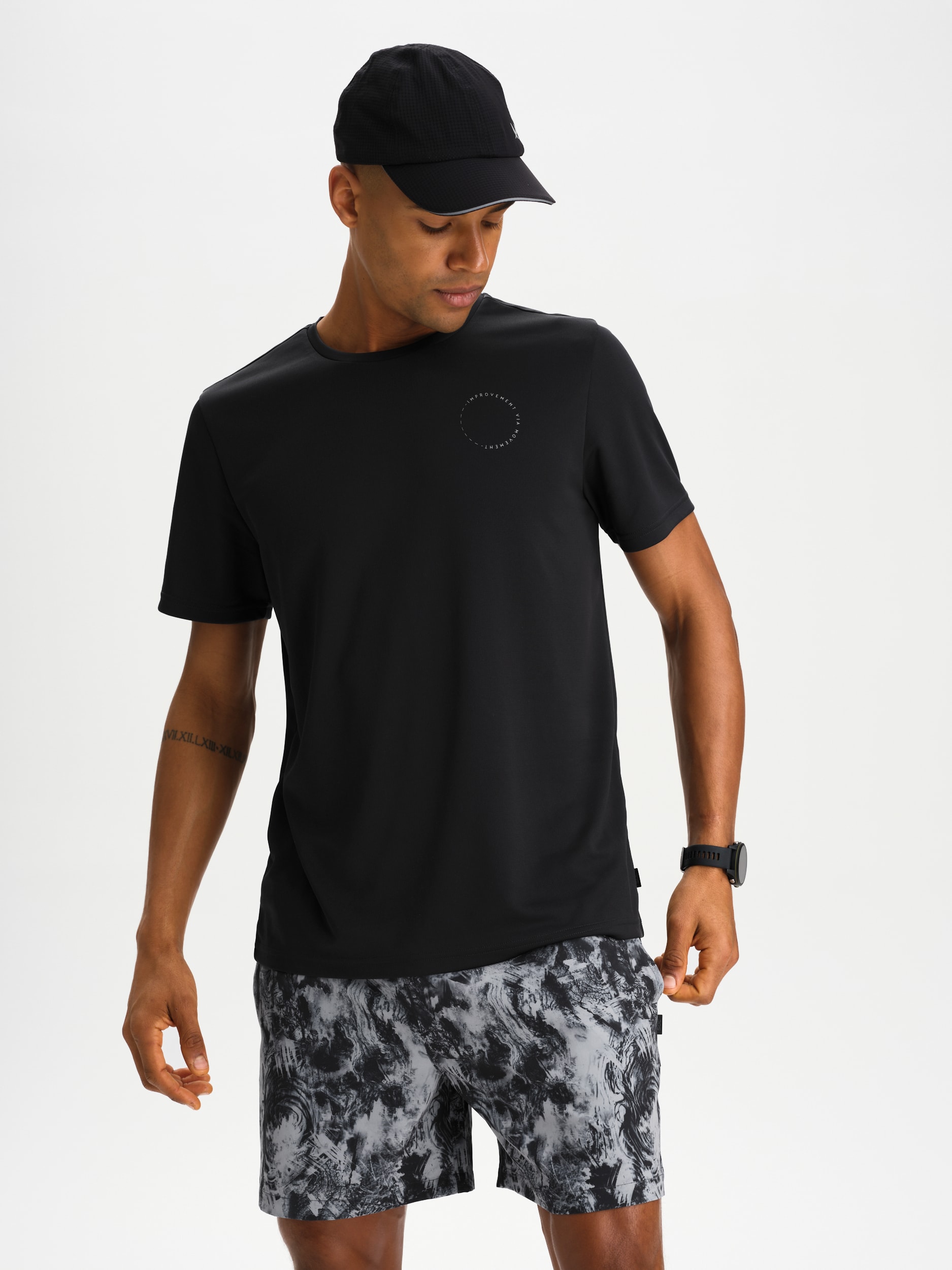 SOC, M RUN GRAPHIC MESH TEE