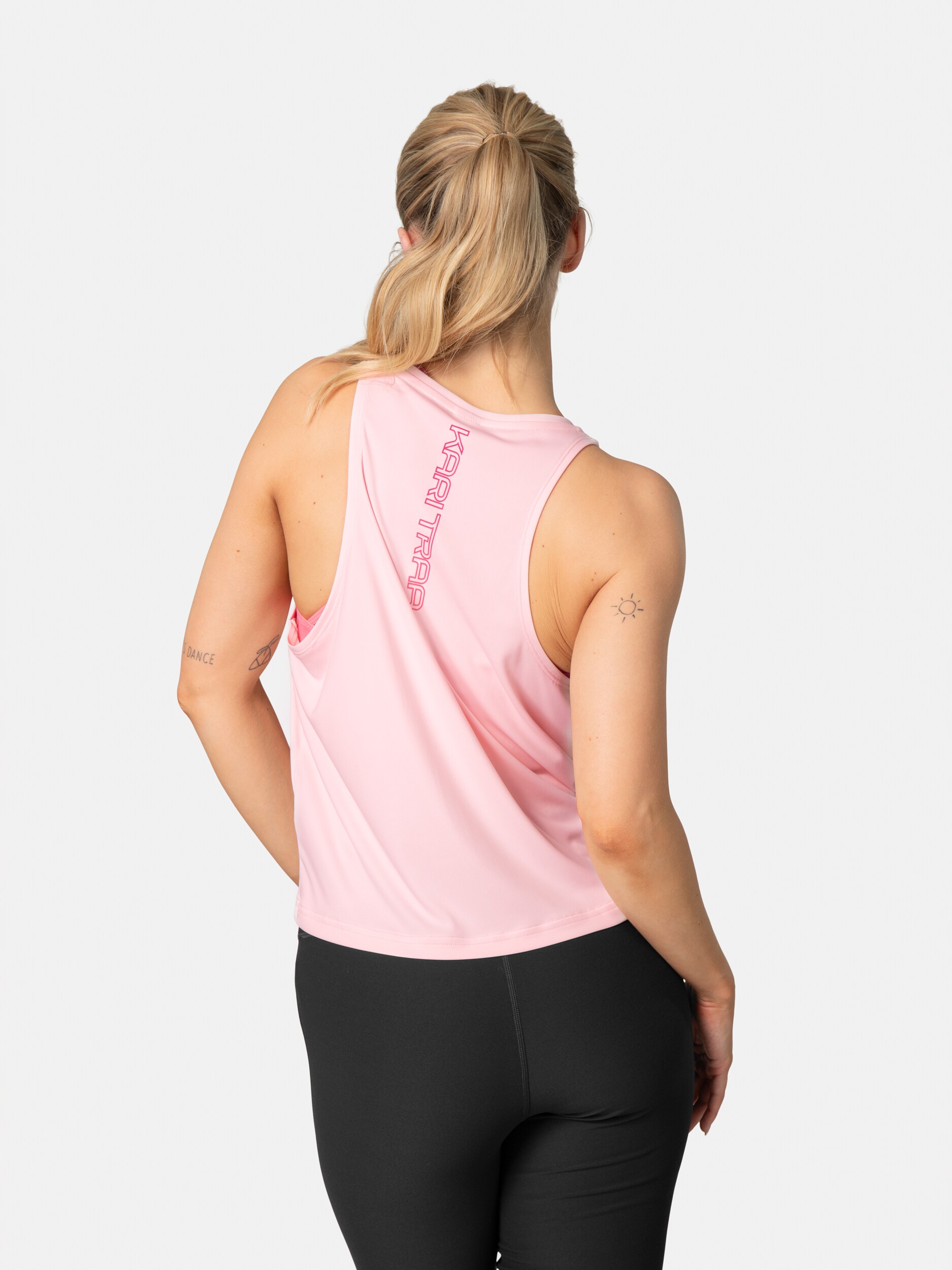 KARI TRAA, UNA TANKTOP