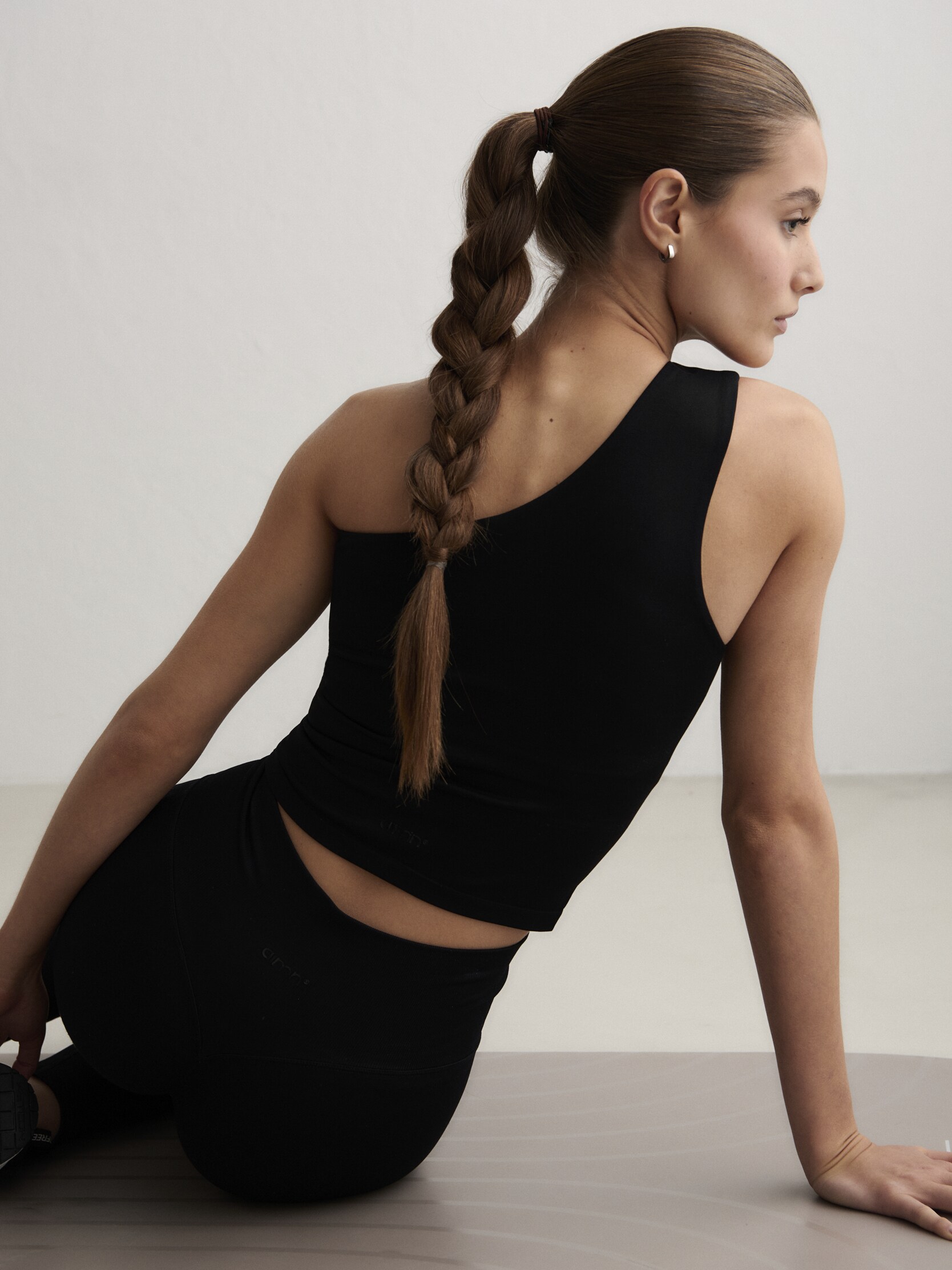 AIM&acute;N, SHAPE SEAMLESS ONE SHOULDER BRALETTE