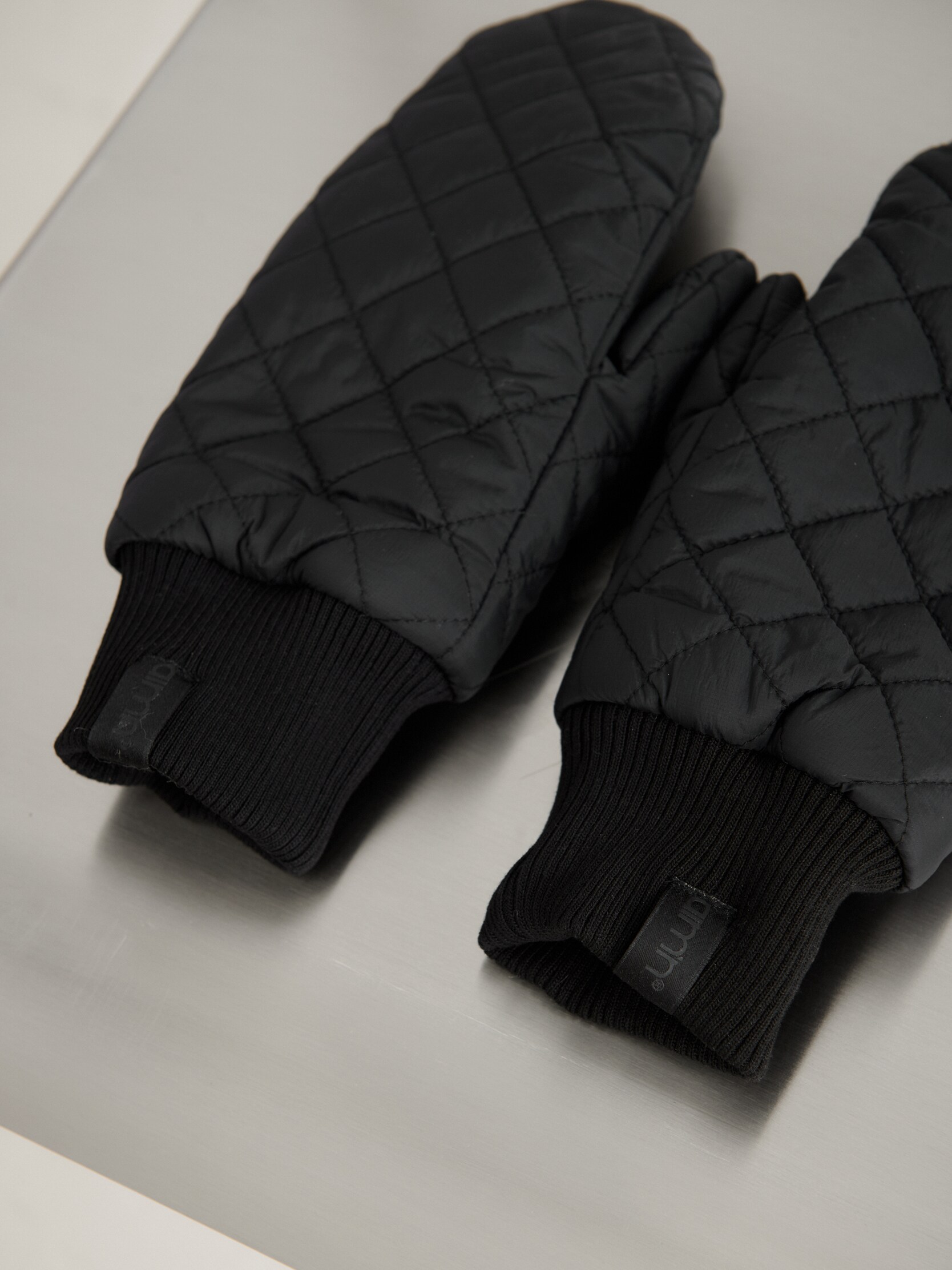 AIM&acute;N, QUILTED MITTENS