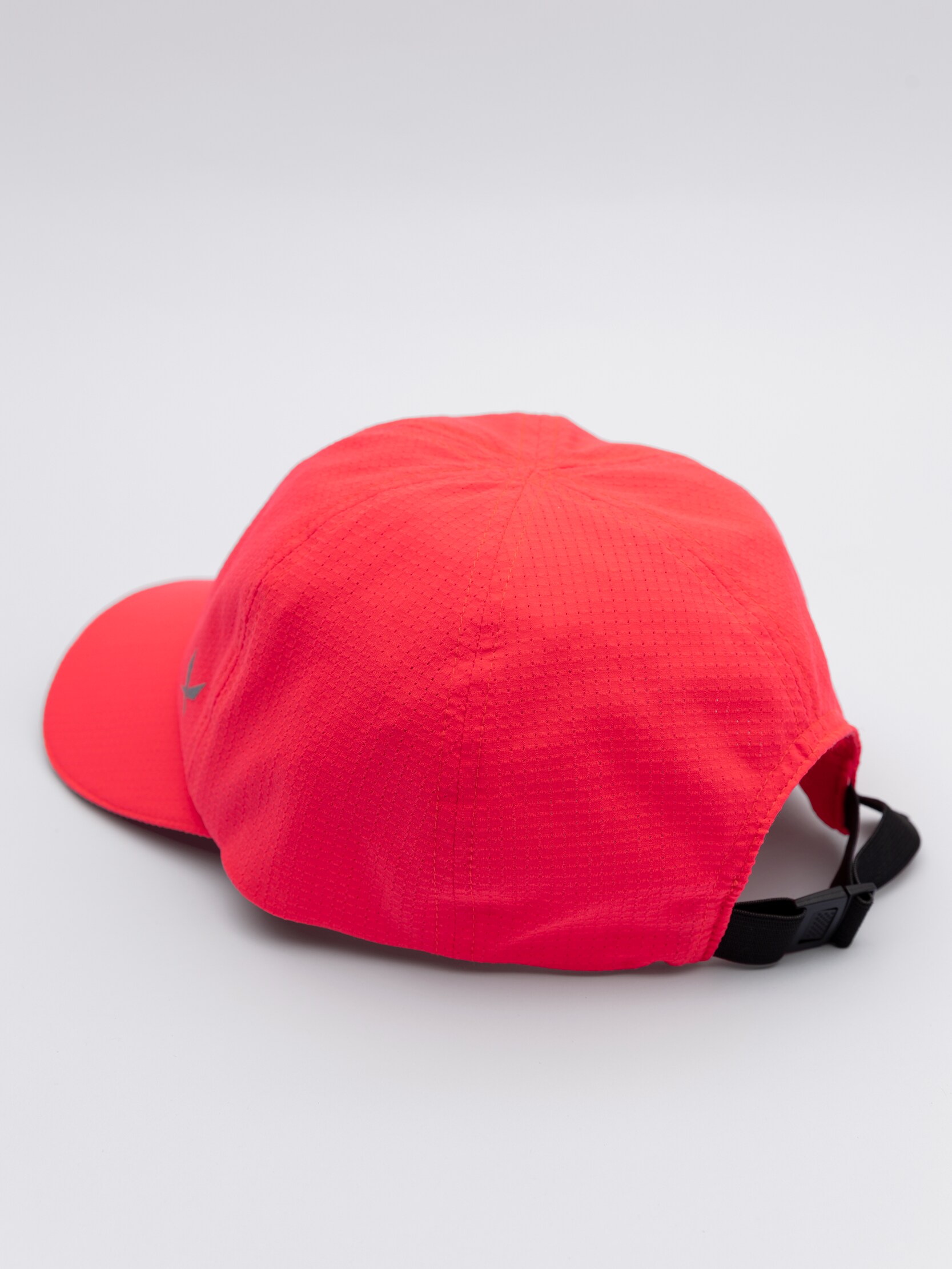 
SOC, 
U Run Cap, 
Detail 1
