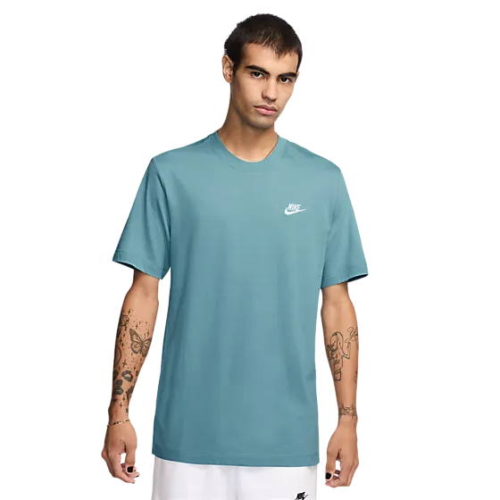 285620167102 NIKE M Club Tee 285620167102 NIKE M Club Tee Model01 Detail